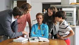 Florian (Max von Thun, li.), seine Mutter Helga (Eleonore Weisgerber, 2. v. li.), und seine beiden Kinder Sarah (Alexandra von Giese, li.) und Leon (Yanis Scheurer, re.) sind nicht begeistert &uuml;ber Mias (Mira Bartuschek) Idee, Polizistin zu werden. Wer schmei&szlig;t dann den Haushalt?