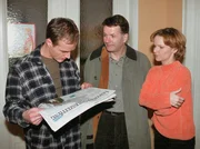 &Uuml;berraschend erscheint Roland (Thomas R&uuml;hmann, Mitte) in der Wohnung von Kathrin (Andrea K. Loewig, re.) und Achim (Holger Daemgen, li.). Er bittet Achim, Dr. Barach bei einer schwierigen Operation zu assistieren. Das vierw&ouml;chige OP-Verbot f&uuml;r seinen Freund ist damit aufgehoben.