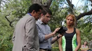 Als Carlos (Carlos Gomez, l.), Daniel (Jordan Wall) und Colleen Manus (Michelle Hurd) an dem im Internet ver&ouml;ffentlichten Tatort ankommen, fehlt von der Leiche jede Spur...