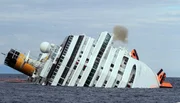 Am 13. Januar läuft das Kreuzfahrtschiff "Costa Concordia" vor der italienischen Insel Giglio auf einen Felsen auf. 32 Menschen sterben bei dem Unglück. Der Kapitän wird wegen fahrlässiger Tötung zu 16 Jahren Gefängnis verurteilt. Am 13. Januar läuft das Kreuzfahrtschiff "Costa Concordia" vor der italienischen Insel Giglio auf einen Felsen auf. 32 Menschen sterben bei dem Unglück. Der Kapitän wird wegen fahrlässiger Tötung zu 16 Jahren Gefängnis verurteilt.