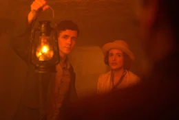 Max Mallowan (li., Jonah Hauer-King) und Agatha Christie (re., Lyndsey Marshal).