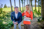 Erik (Sven Waasner, l.) und Yvonne (Tanja Lanäus, r.) verlassen den Wald gutgelaunt und glücklich. Erik (Sven Waasner, l.) und Yvonne (Tanja Lanäus, r.) verlassen den Wald gutgelaunt und glücklich.