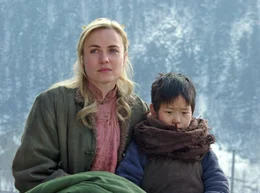 ARD DIE KINDER DER SEIDENSTRASSE (the children of huang shi), Australien/China/Deutschland 2008, Regie Roger Spottiswoode, am Samstag (12.03.11) um 23:30 Uhr im Ersten. Die amerikanische Sanit&auml;terin Lee Pearson (Radha Mitchell) k&uuml;mmert sich um ein Waisenkind.