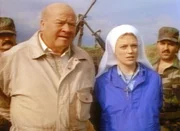 Thornton (Dana Elcar, l.) und Schwester Clara (Susan Walden, r.) sind von Guerilleros gefangen genommen worden.