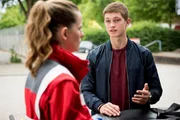 Jonas (Damian Hardung) trifft seine Schwimmtrainerin Iris (Isabell Polak) vor dem Krankenhaus.