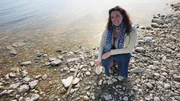 Bettany Hughes entdeckt etwas am Strand von Saaremaa.