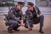 Kris (Marc Barthel) und Pinar (Aybi Era) finden am Tatort eine Kette mit einem Anh&auml;nger. Vielleicht die erste Spur, die sie zu den T&auml;tern f&uuml;hrt?