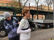 L&Atilde;&curren;uferin Steffi Platt (rechts) vom Verein &acirc;&euro;žFierce Run Force&acirc;&euro;&oelig; wird mit einer  mobilen Kamera f&Atilde;&frac14;r Dreharbeiten in Berlin ausger&Atilde;&frac14;stet.