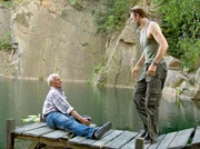 MDR Fernsehen IN ALLER FREUNDSCHAFT FOLGE 329, "Starke S&ouml;hne", Nach einem Streit ist Otto Stein (Rolf Becker, links) weggelaufen. Martin Stein (Bernhard Bettermann) findet seinen Vater mit verletztem Fu&szlig;.