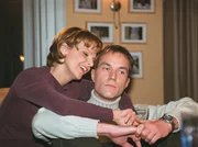 MDR Fernsehen IN ALLER FREUNDSCHAFT FOLGE 67, "Zerrei&szlig;probe", am Donnerstag (03.05.12) um 12:30 Uhr. Achim (Holger Daemgen, re.) ist bei Kathrin (Andrea Kathrin Loewig, li.) eingezogen. Die beiden m&uuml;ssen lernen, unter einem Dach zurecht zu kommen. Besonders Achim f&auml;llt dies schwer, hatte ihm doch Charlotte die ganzen Jahre &uuml;ber alles abgenommen. Kathrin erwartet jedoch seine Hilfe und Unterst&uuml;tzung im Haushalt.