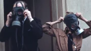"Wir im Krieg": Walter Hachenburg aus Bremen und sein Sohn bei einer Schutz&uuml;bung mit Gasmasken. Der Hobbyfilmer hat Familienereignisse festgehalten, aber auch den Alltag in NS-Diktatur und Krieg. F&uuml;r die Doku wurde das 80 Jahre alte Material neu abgetastet und aufw&auml;ndig bearbeitet.