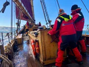 Für die Crew um Arved Fuchs gibt es allerhand zu tun. Jeder muss mit anpacken und übernimmt unterschiedliche Aufgaben an Bord. Für die Crew um Arved Fuchs gibt es allerhand zu tun. Jeder muss mit anpacken und übernimmt unterschiedliche Aufgaben an Bord.