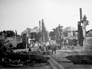 Die Ruinen von Bazeilles, einer Vorstadt von Sedan, nach der Erst&uuml;rmung durch bayerische und s&auml;chsische Truppen am 1. September 1870.