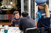 Nach Joes Tod wird dessen Freundin Rosa (Hester Ullyart, li.) von Ariki (Dominic Ona-Ariki) und seiner Kollegin Tilly (Phoebe McKellar, re.) vernommen.