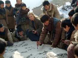 Die amerikanische Sanit&auml;terin Lee Pearson (Radha Mitchell) befindet sich in einem Track chinesischer Fl&uuml;chtlinge.