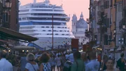 Die Ph&auml;nomene des globalen Tourismus werden auf eine reflektierte Art und Weise gezeigt.