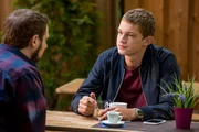 Sebastian (Jens Kip) trifft sich mit Jonas (Damien Hardung, r.) zum Kaffee trinken.