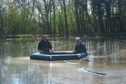 Marcel Kellner (links) und Roland Amann von "MicroBubbles" mit dem schwimmf&auml;higen Prototypen.