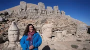 Bettany Hughes in Karahan Tepe. Die Verwendung des sendungsbezogenen Materials ist nur mit dem Hinweis und Verlinkung auf RTL+ gestattet.