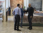 Nachdem sein Bruder Gabriel entf&uuml;hrt wurde, erhoffen sich Callen (Chris O'Donnell, M.) und Sam (LL Cool J, r.) Informationen von Ben Mir (Salem Mikhael, l.). Doch kann er ihnen weiterhelfen?