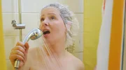 Oberschwester Stefanie (Nina Vorbrodt) singt unter der Dusche. Oberschwester Stefanie (Nina Vorbrodt) singt unter der Dusche.