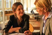 Martina Seiffert (Astrid M. F&uuml;nderich, r.) und die Journalistin Paula Voss (Anne Werner) unterhalten sich &uuml;ber die Arbeit, den Fall und den vermeintlichen Ghostwriter. Kann Paula Voss Martina Seiffert wichtige Informationen geben?