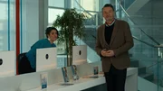 Psychologe George (Julian Barratt, r.) und seine Assistentin (Mona Goodwin, l.) werfen Jen aus der Superkraft-Klinik heraus. George meint, sie h&auml;tte sich daneben benommen und w&auml;re ihm zu nah gekommen.