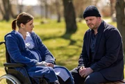 Karlo Neumann (David Simon, r.) teilt mit seiner Frau Tine (Katrin He&szlig;, l.) seine Sorgen, dass die Krankheit ihres gemeinsamen, ungeborenen Sohnes sein Verschulden ist.