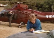 MacGyver (Richard Dean Anderson, r.) &uuml;berlegt, wie er mit Abe (Shelly Berman, l.) den Hubschrauber in Betrieb setzen kann.