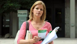 Mia (Mira Bartuschek) hat sich Bewerbungsunterlagen bei der Polizei geholt.
