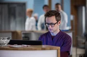 Oliver Probst (Arne Kertész) ahnt noch nicht welcher besondere Patientenfall heute auf Ihn wartet. Oliver Probst (Arne Kertész) ahnt noch nicht welcher besondere Patientenfall heute auf Ihn wartet.