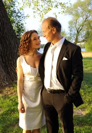 MDR Fernsehen DIE STEIN II. STAFFEL FOLGE 26, "Ende gut ...", am Sonntag (08.02.15) um 13:10 Uhr. Romantische Hochzeit: das glückliche Brautpaar Stefan Hagen (Jochen Horst, r.) und Katja Stein (Julia Stemberger, l.) am Lieblingsplatz am See. MDR Fernsehen DIE STEIN II. STAFFEL FOLGE 26, "Ende gut ...", am Sonntag (08.02.15) um 13:10 Uhr. Romantische Hochzeit: das glückliche Brautpaar Stefan Hagen (Jochen Horst, r.) und Katja Stein (Julia Stemberger, l.) am Lieblingsplatz am See.