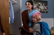 Stella Graf (Trixi Strobel, l.) ist erleichtert, ihre Tochter Mara Graf (Joline Fischer, r.) im Arm zu halten. Stella Graf (Trixi Strobel, l.) ist erleichtert, ihre Tochter Mara Graf (Joline Fischer, r.) im Arm zu halten.