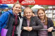 v.li.: Theresa Gratl, Viktoria Gratl und Miriam Kuprian beim Traktor-Wettbewerb der Jungbauernschaft auf dem W&ouml;lfl-Hof