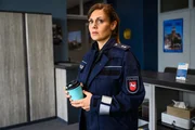 Von der Dienststelle Langeoog zur&uuml;ck in Leer - Polizistin S&uuml;her &Ouml;zl&uuml;g&uuml;l (Sophie Dal) muss sich erst wieder einleben.