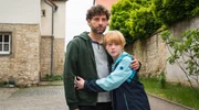 Marvin Schiebold (Timur Isik) und sein Sohn Jannik (Felix Nölle). Marvin Schiebold (Timur Isik) und sein Sohn Jannik (Felix Nölle).