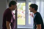 Lukas Polmer (Imre Lichtenberger, r.) und sein Vater Gernot Polmer (Harald Windisch, l.) haben Angst, dass die Nachbarn immer aggressiver werden.