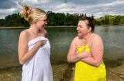 Jeanette Langner (re.) macht schon ihr Leben lang FKK – für Reporterin Lisa ist es das erste Mal nackt am Strand. Jeanette Langner (re.) macht schon ihr Leben lang FKK – für Reporterin Lisa ist es das erste Mal nackt am Strand.