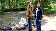 Mord in der Abgeschiedenheit: „Capo“ Sonja Schwarz (Chiara Schoras) und ihr Kollege Jonas Kerschbaumer (Gabriel Raab, re.) am Tatort. Mord in der Abgeschiedenheit: „Capo“ Sonja Schwarz (Chiara Schoras) und ihr Kollege Jonas Kerschbaumer (Gabriel Raab, re.) am Tatort.