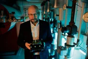 Prof. Achim J. Lilienthal, Physiker und Informatiker, TU M&uuml;nchen, mit einem Riechroboter