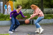 Sofia und Tamar spielen Basketball.