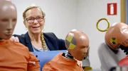 Astrid Linder f&uuml;hrt regelm&auml;&szlig;ig Tests mit ihrem Crash-Test-Dummy "Eva" durch.