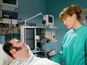 Rita Wenning besucht Klaus Pahlke nach seinem Unfall mit den Gabelstapler im Krankenhaus. Als Rita ihn nach dem Grund f&uuml;r den Unfall mit dem Gabelstapler fragt, behauptet Klaus, ihm sei pl&ouml;tzlich schwarz vor Augen geworden und er h&auml;tte dadurch das Schild nicht sehen k&ouml;nnen.