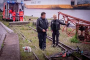 Hans (Bruno F. Apitz) und Franzi (Rhea Harder-Vennewald) fragen sich, wie es zu dem Fahrradunfall kommen konnte.