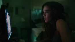 Julia (Matilda Lutz)