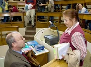 von Hardenberg (Hans Klima) ist von Charlotte (Ursula Karusseit) sehr beeindruckt und bittet sie, auch weiterhin seine Vorlesungen zu besuchen. Obwohl der Mann ihr langsam gef&auml;llt, lehnt Charlotte ab.