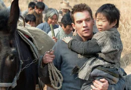 Der britische Reporter George Hogg (Jonathan Rhys Meyers) rettet 60 Waisenkindern das Leben.