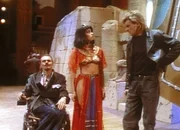 Regisseur Leroux alias Murdoc (Michael des Barres, l.) mit seinem Star Penny Parker (Teri Hatcher, M.) und MacGyver (Richard Deam Anderson, r.) bei einer Probe.