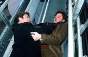 Jupp (Uwe Fellensiek, l.) versucht R&uuml;bsam (Robert Lohr, r.) festzunehmen.
