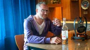 Gabriel Panski (Maximilian Br&uuml;ckner) trinkt an seinem eigenen Tisch.